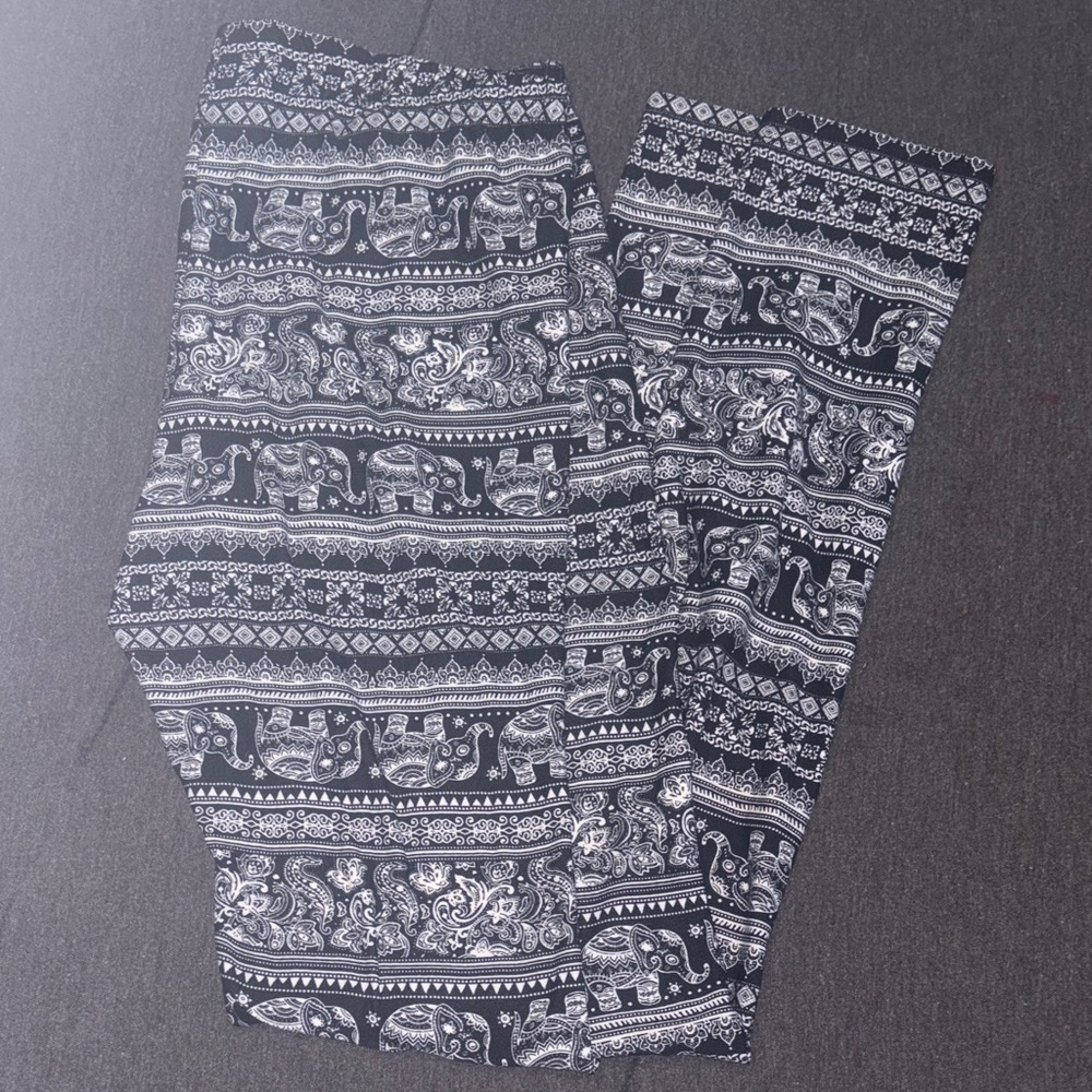 Bobbie Brooks Black and White Patterned Leggings